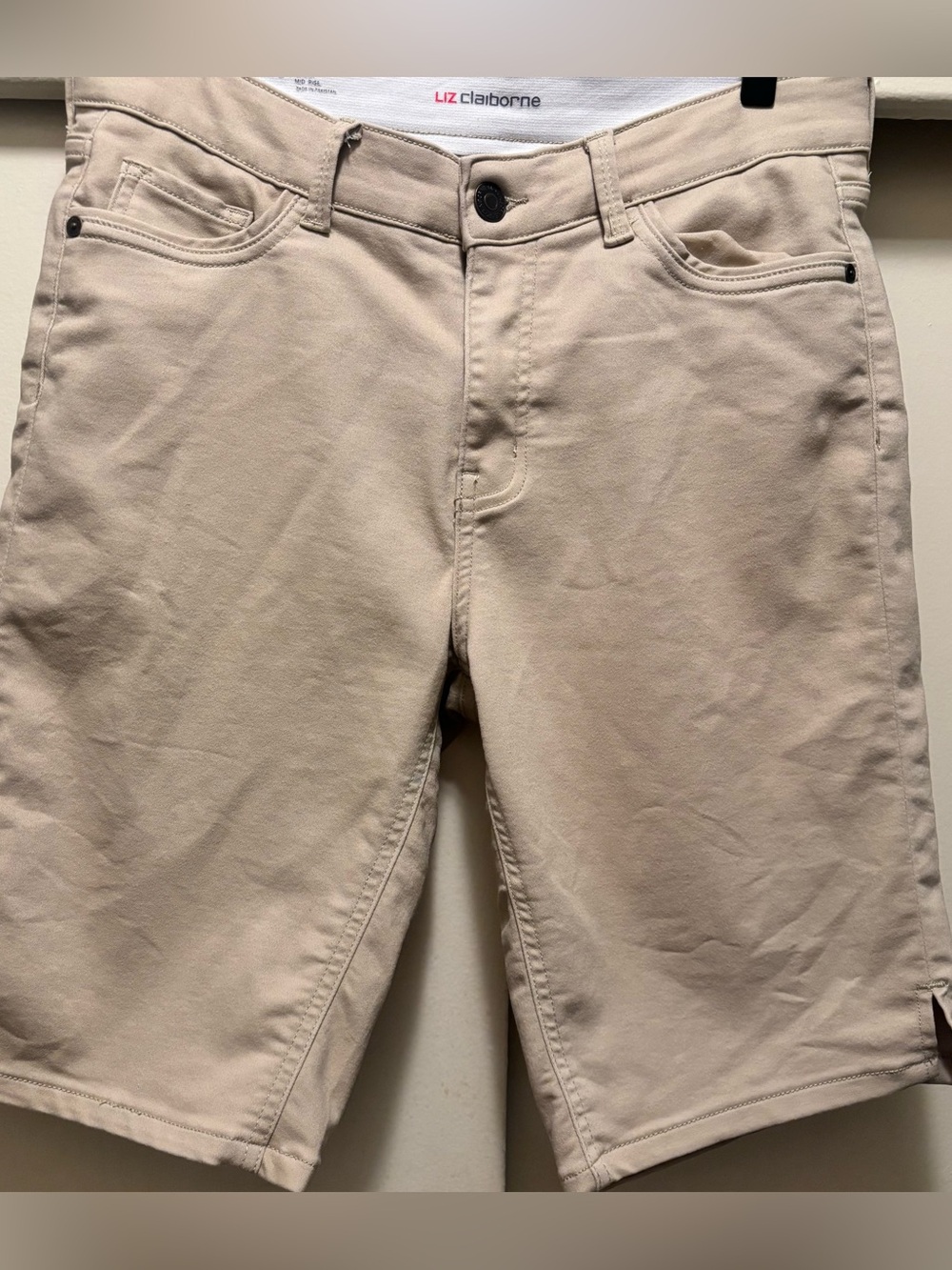 Liz Claiborne women’s Bermuda Flex-Fit Khaki Shorts. Size 6